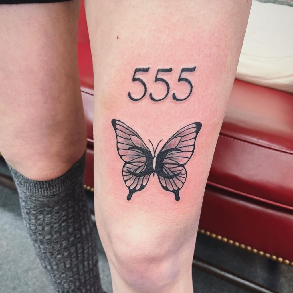 555 mit einem Schmetterling