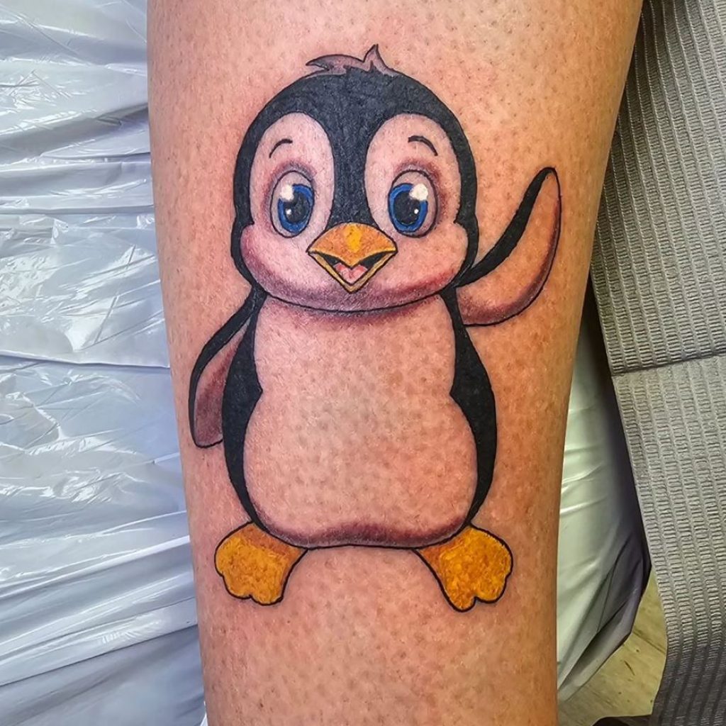 Cartoon-artige Pinguin-Tattoos
