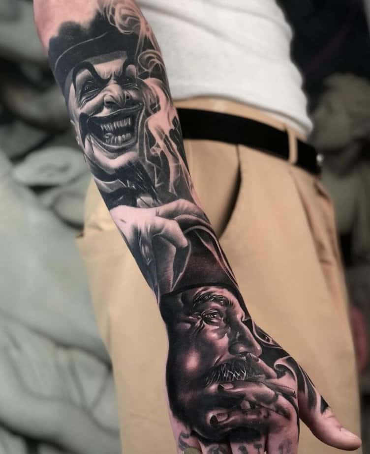 10. Ein Ärmel mit Jokers Tattoos 
