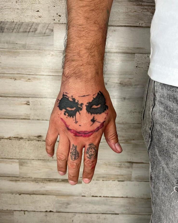 14. Ein kleines und einfaches Joker-Hand-Tattoo 