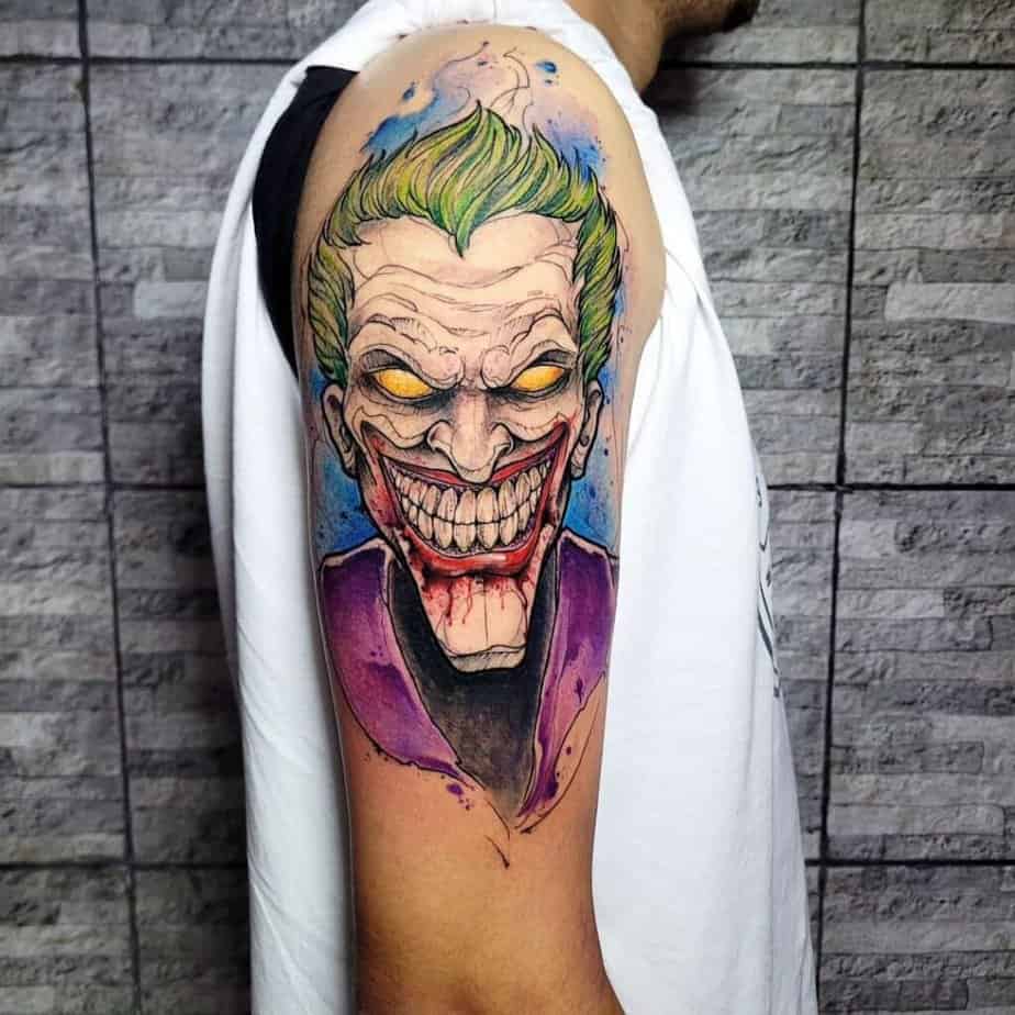 16. Ein Joker-Tattoo aus einem Comicbuch auf dem Oberarm