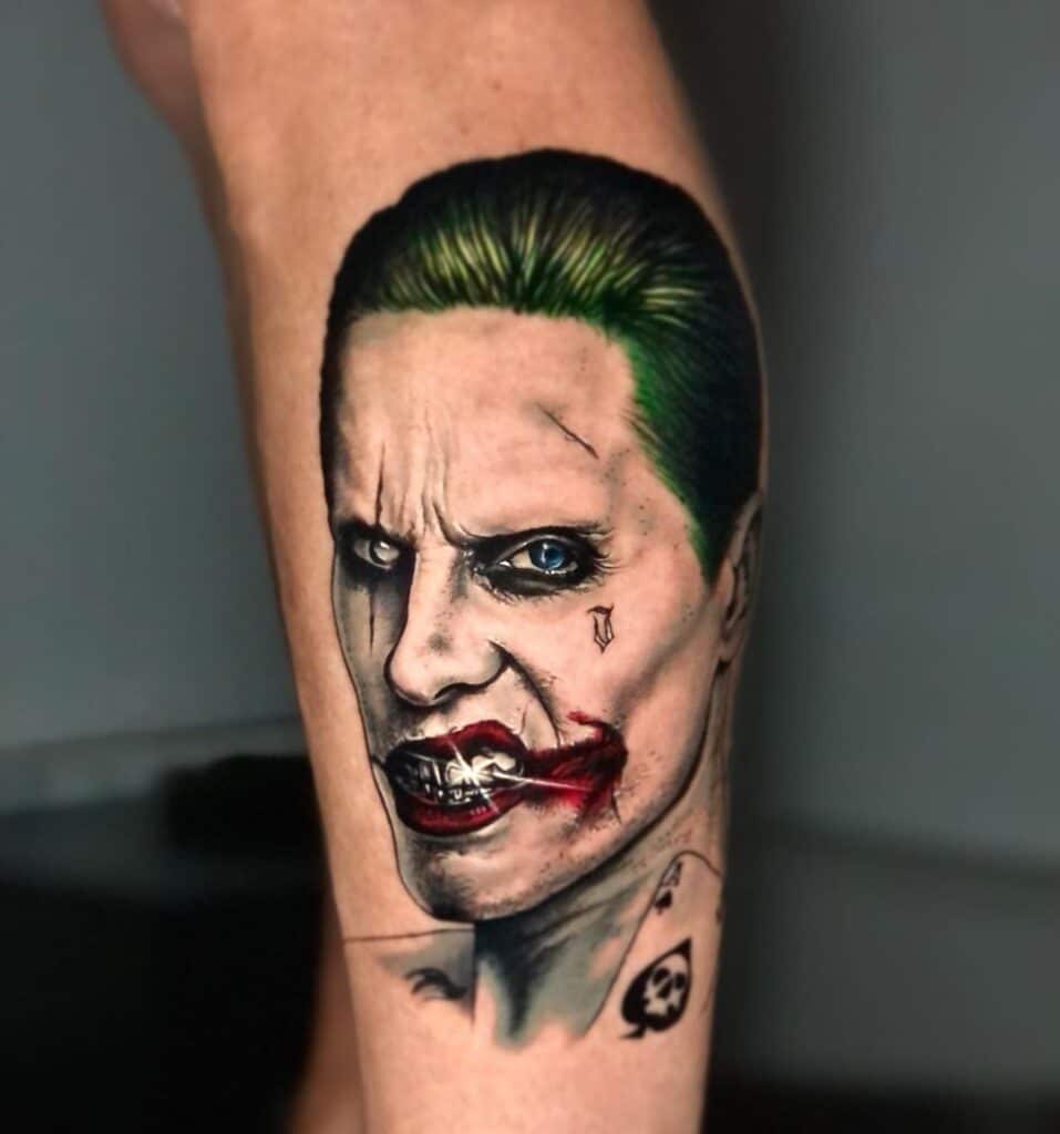 18. Jared Leto's Joker am Bein