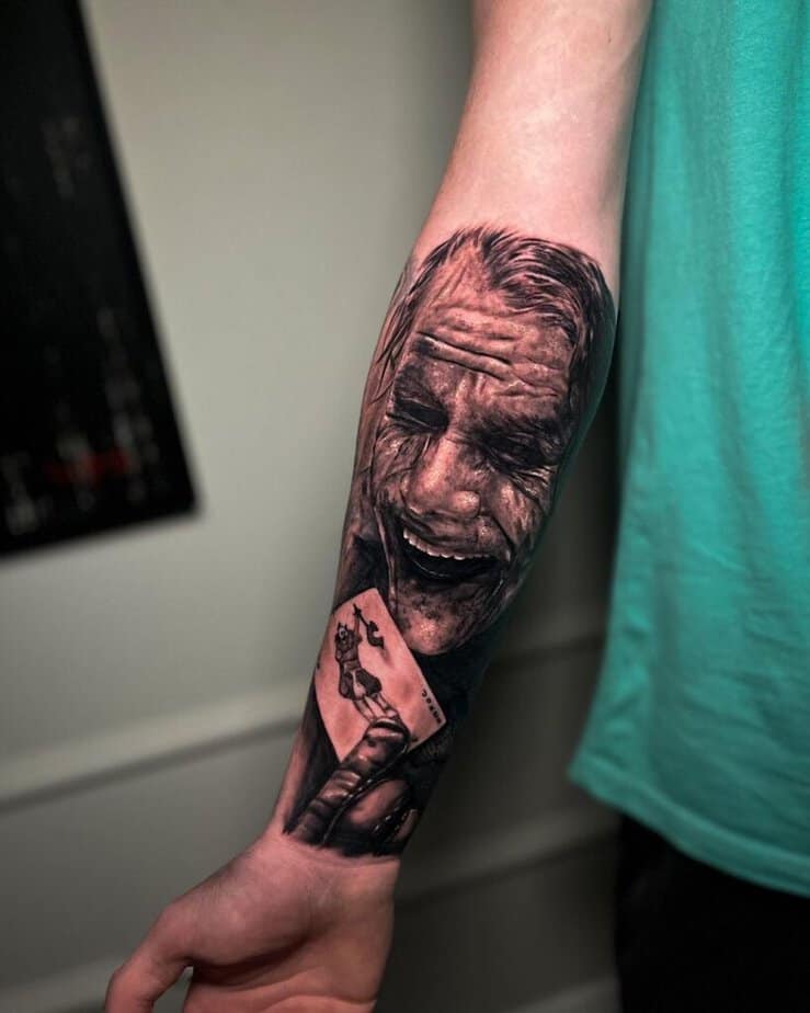 3. Ein Joker-Tattoo auf der Innenseite des Arms