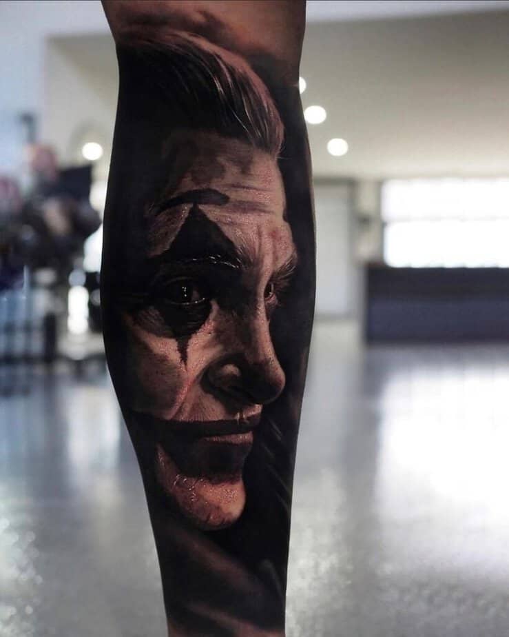 6. Ein Joker-Tattoo auf der Rückseite des Beins