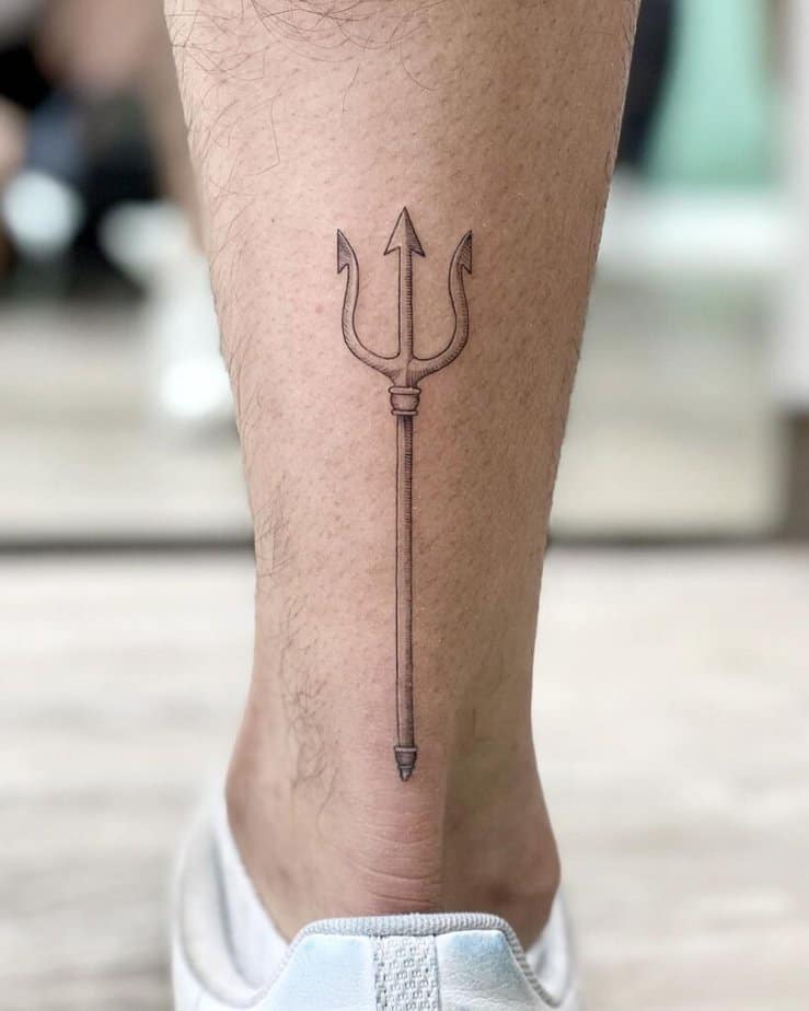 1. Ein Dreizack-Tattoo auf dem Knöchel 