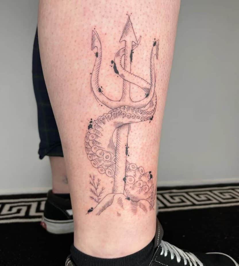 15. Ein Dreizack-Tattoo mit Tentakeln 