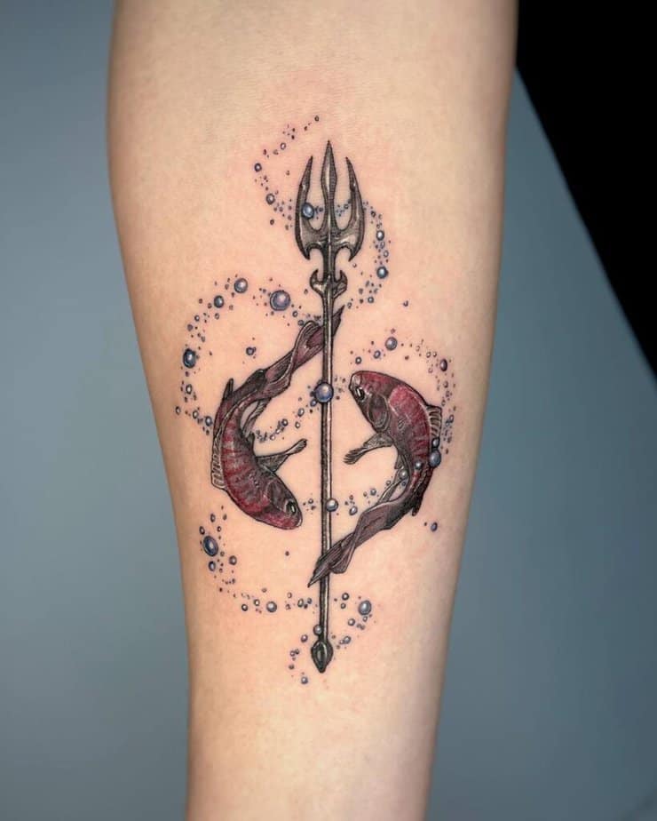 18. Ein Dreizack-Tattoo mit zwei Karpfenfischen