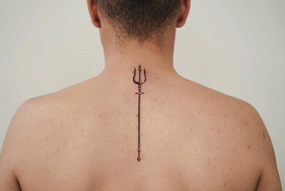 2. Ein Dreizack-Tattoo auf dem Rücken