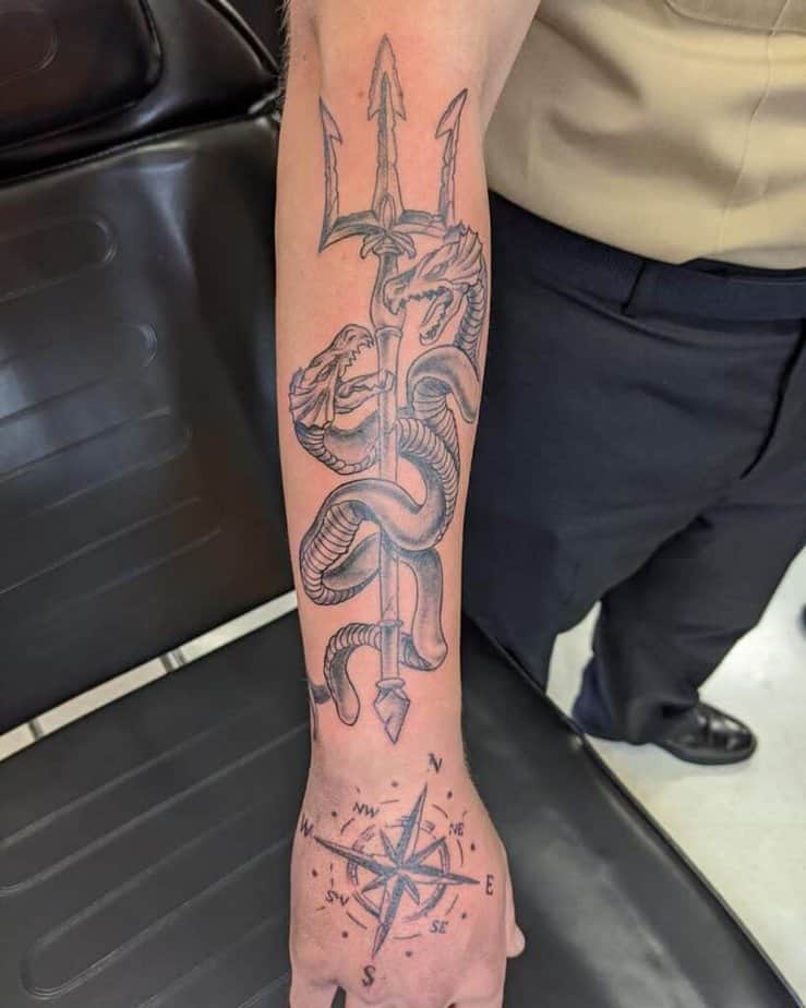 4. Ein Dreizack-Tattoo mit einem zweiköpfigen Seeungeheuer