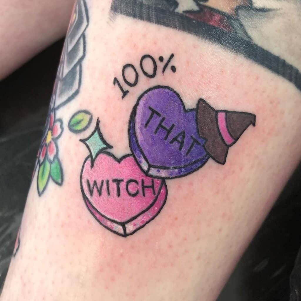 Ein "100% die Hexe"-Tattoo