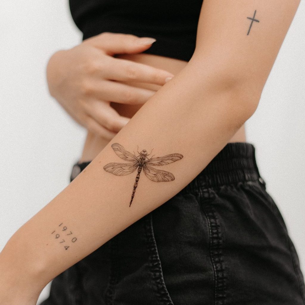 Ein Aufkleber Ärmel Libelle Tattoo