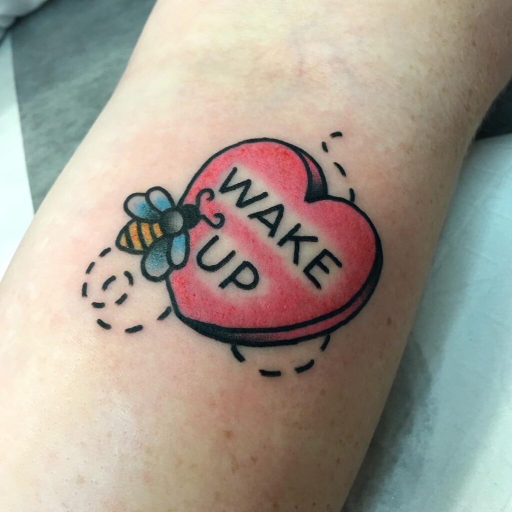 Ein "Aufwachen"-Tattoo