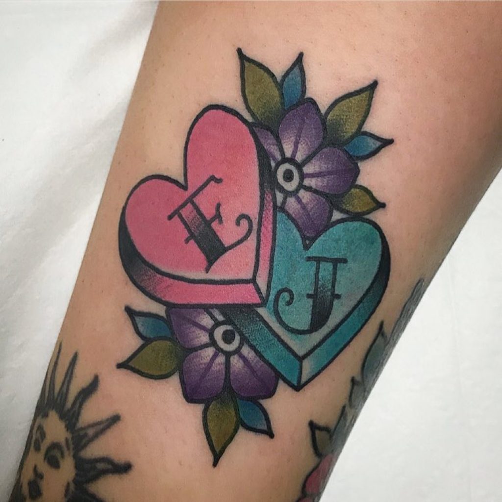 Ein Bonbonherz-Tattoo mit den Initialen von Ihnen und Ihrem Partner