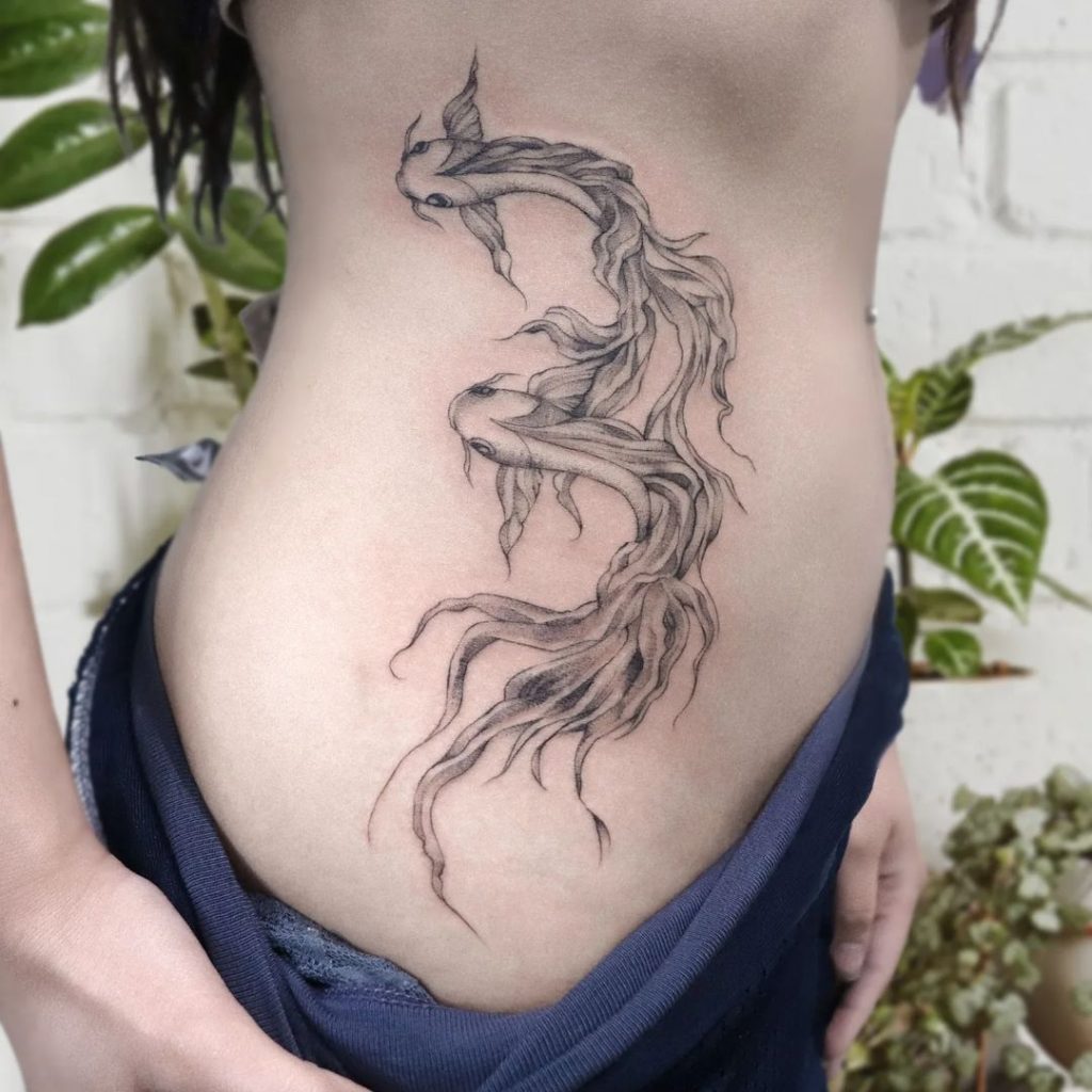 Ein Fisch-Tattoo auf der Seite des Bauches