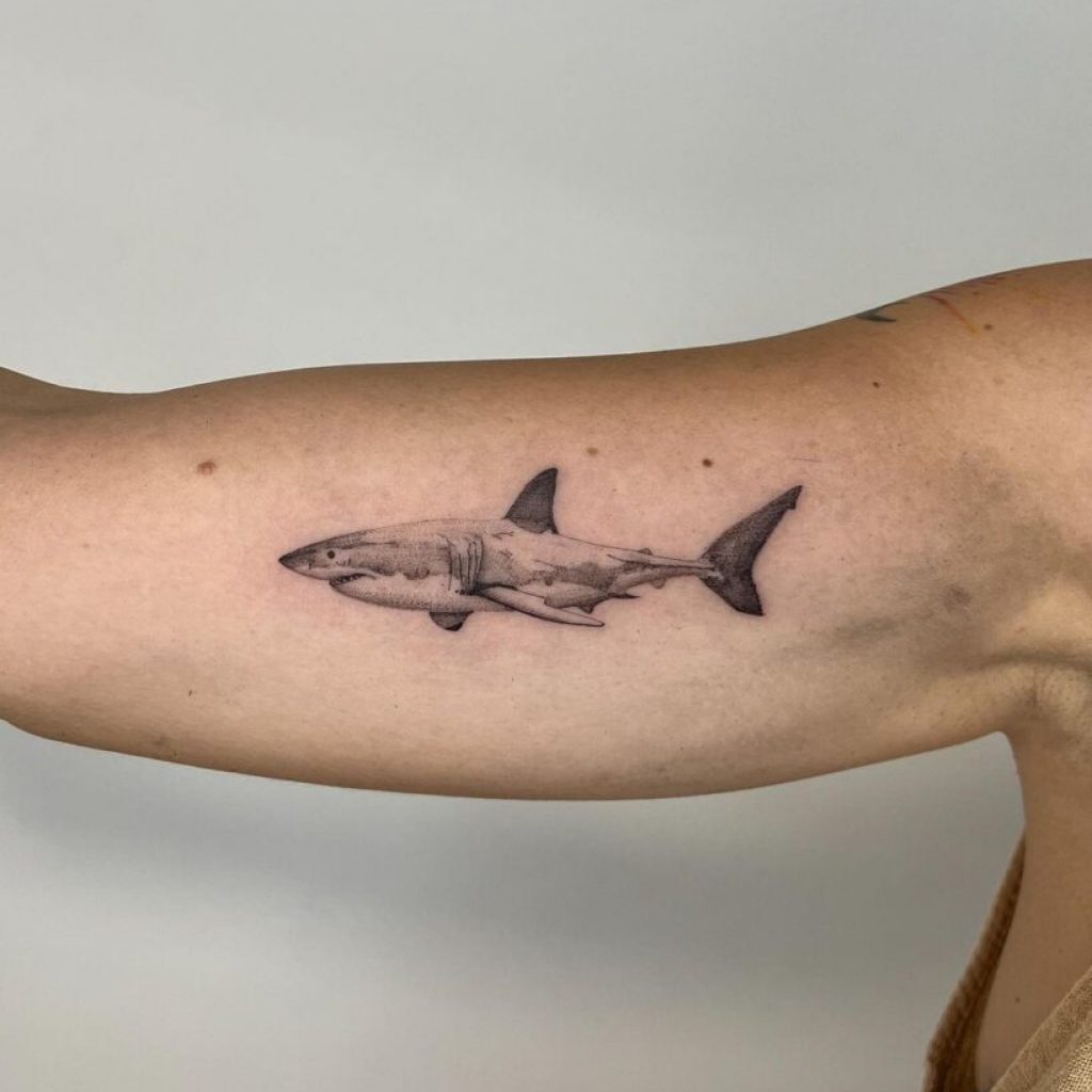 Ein Hai-Tattoo in Punktarbeit
