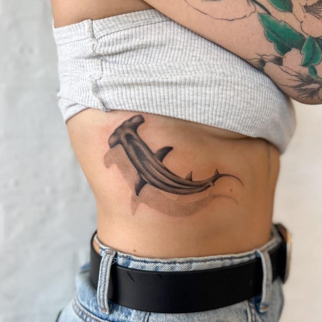 Ein Hammerhai-Tattoo