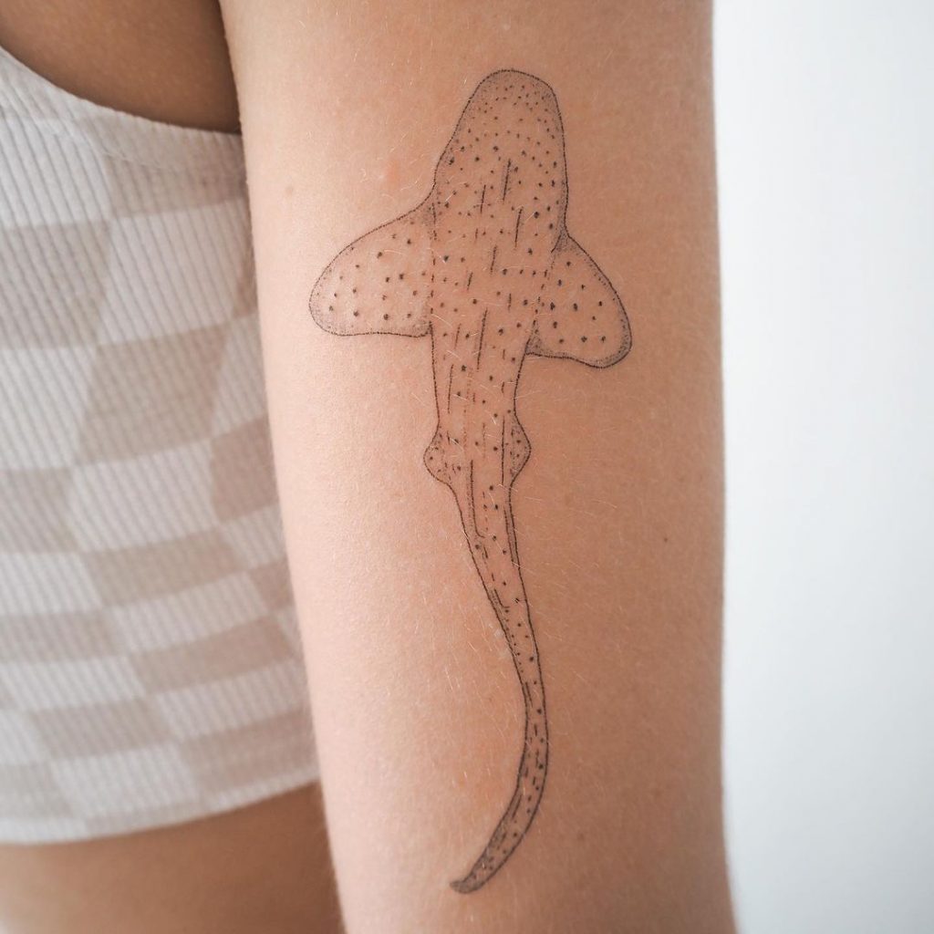 Ein Leopardenhai-Tattoo