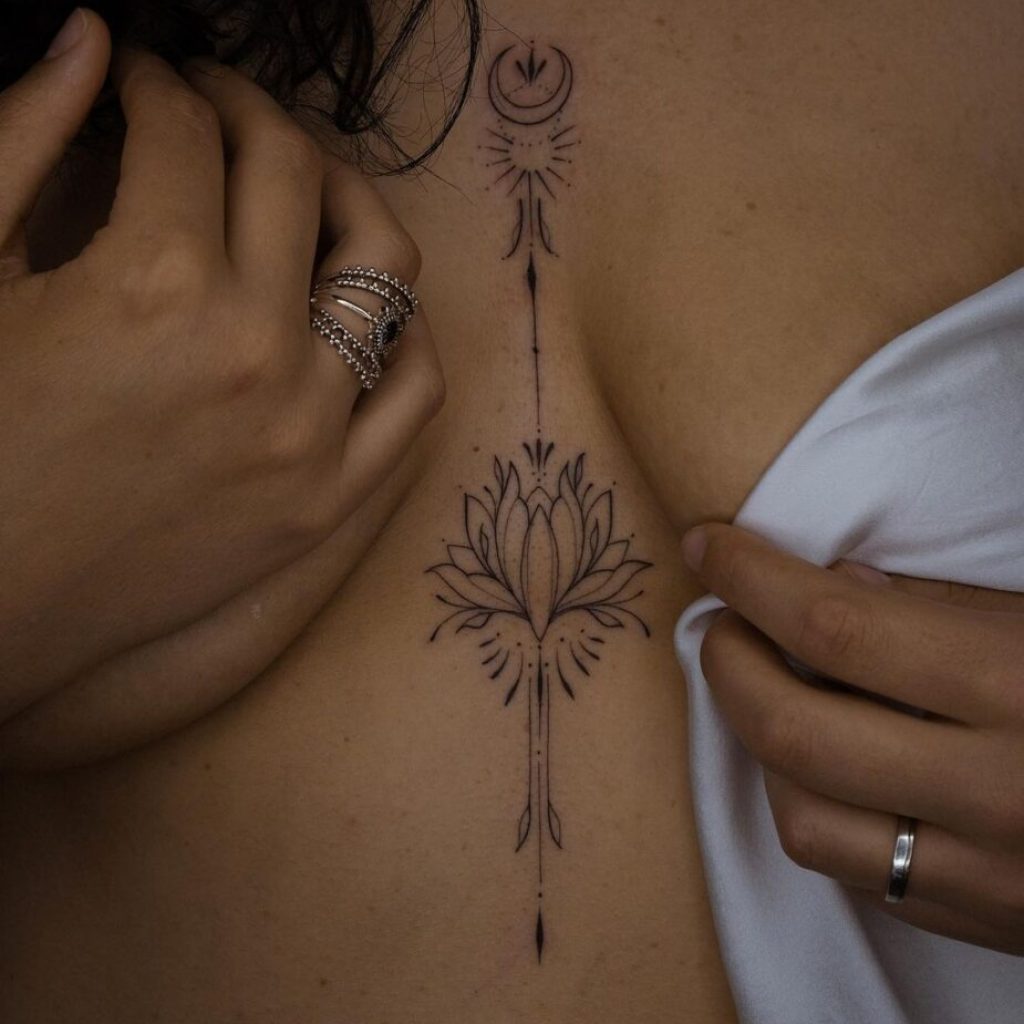 Ein Lotus Mitte Brust Tattoo