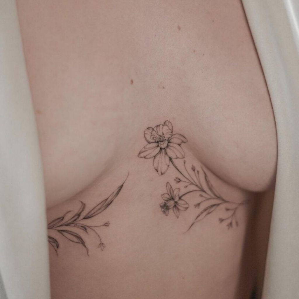 Ein Narzissen-Tattoo auf der mittleren Brust