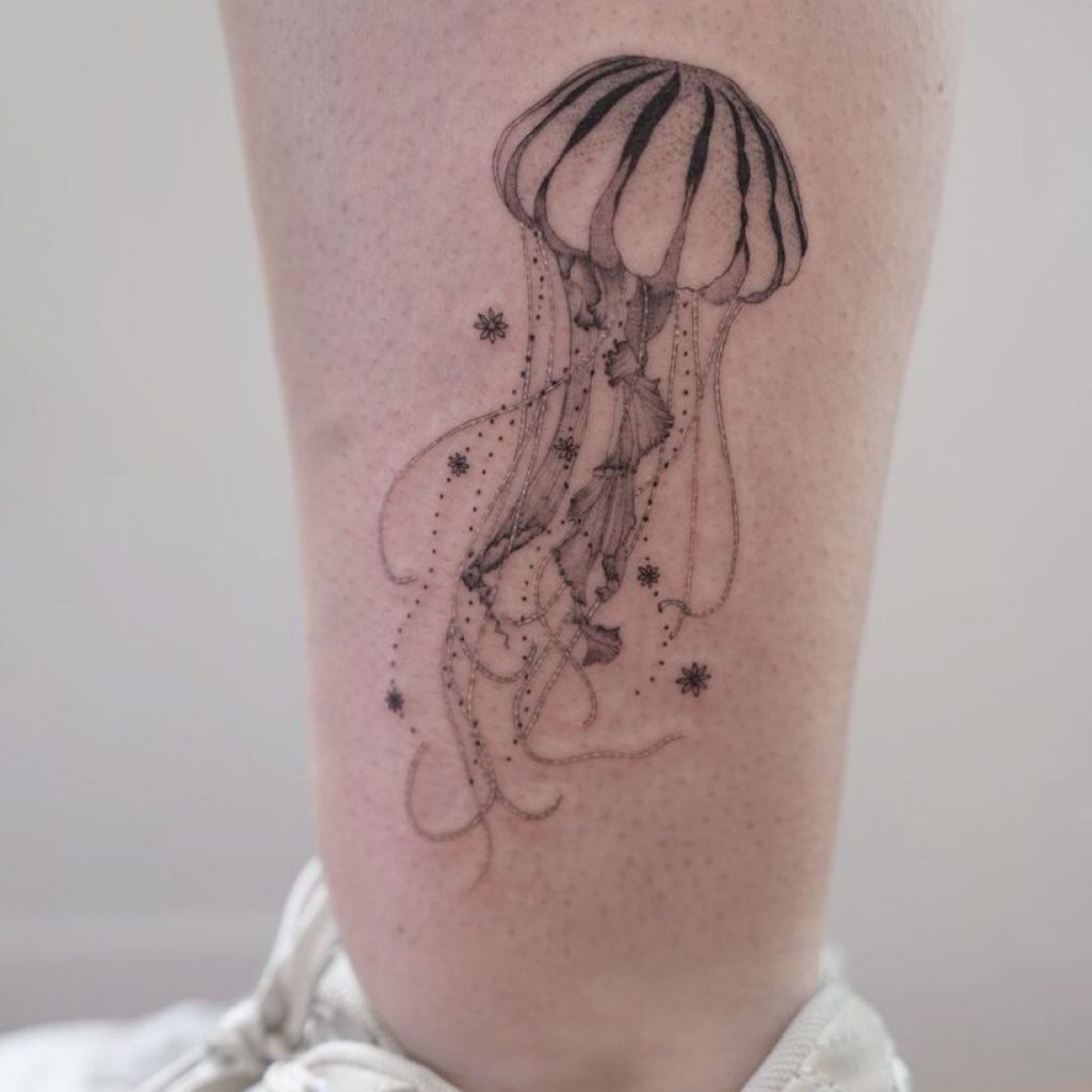 Ein Quallen-Tattoo am Knöchel