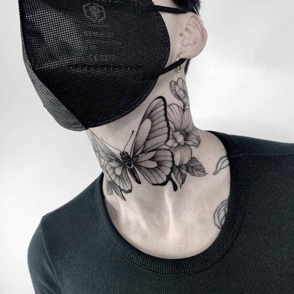 Ein Schmetterling Hals Tattoo mit Blumen
