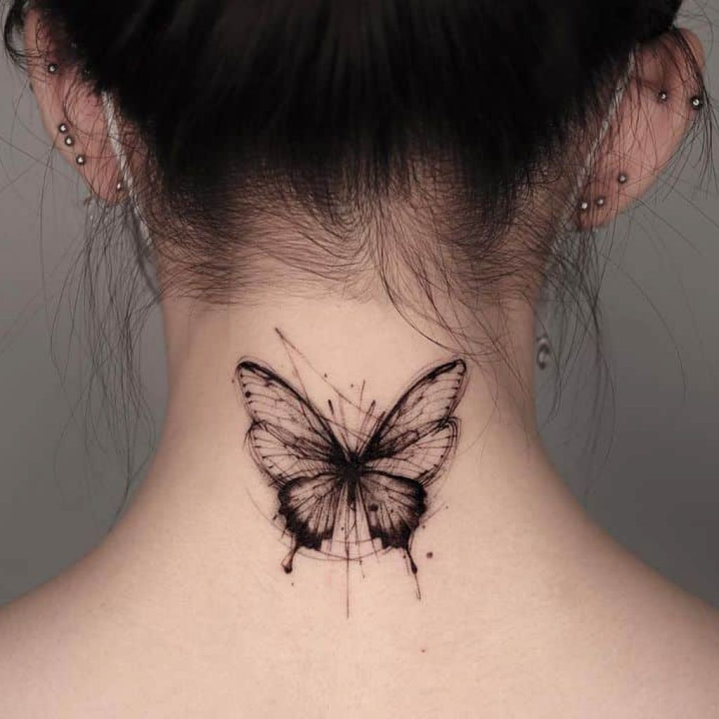 Ein Schmetterling Tattoo mit Linien