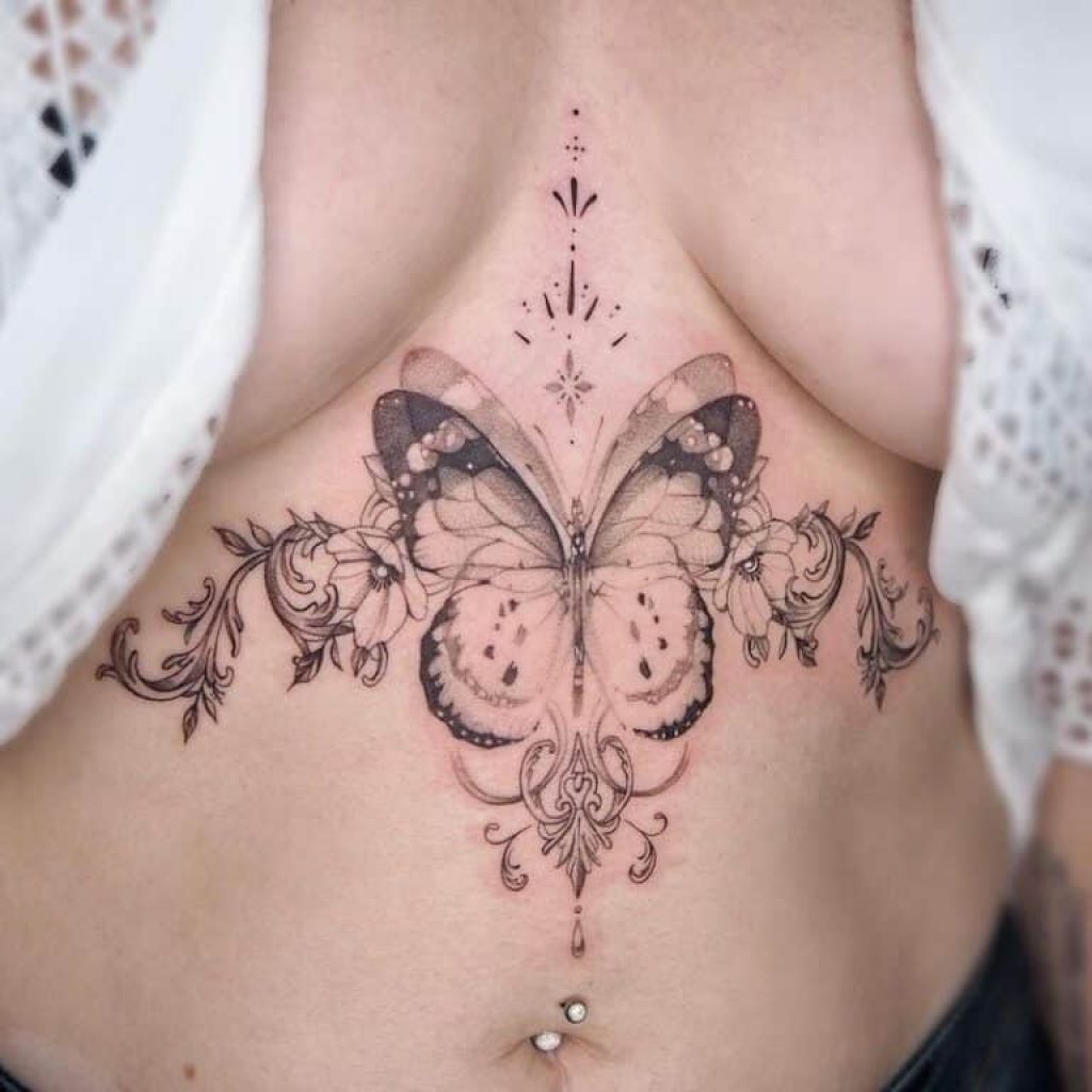 Ein Schmetterling in der Mitte der Brust tätowiert