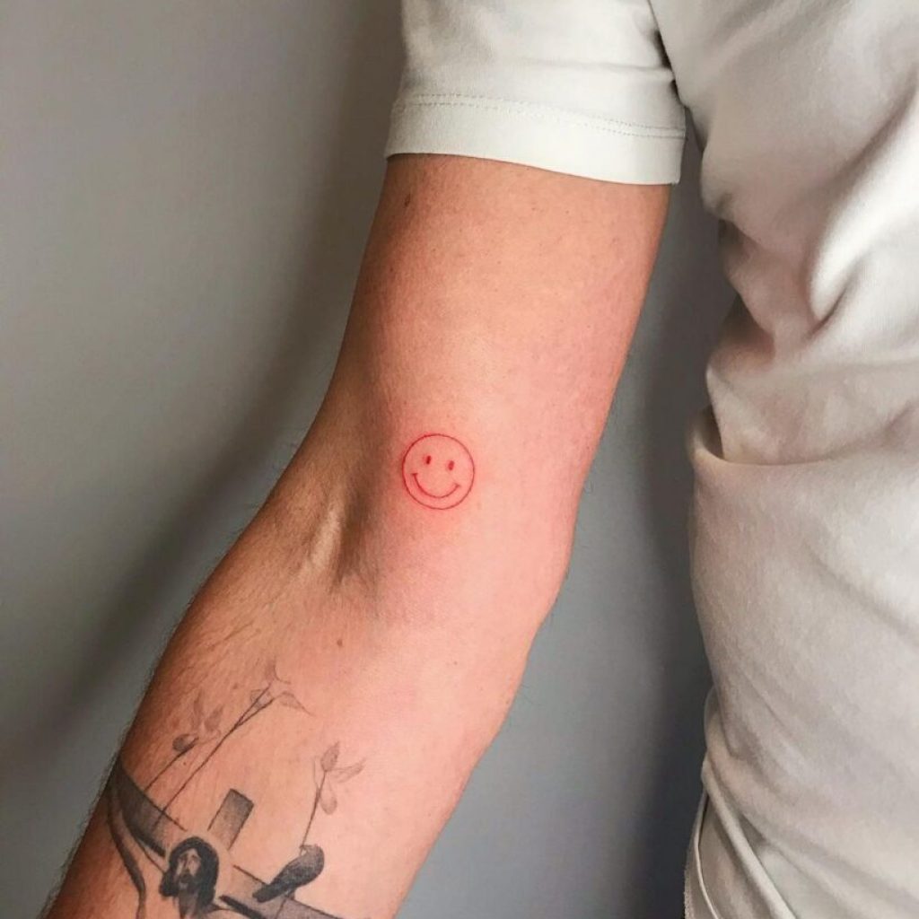 Ein Smiley-Tattoo mit roter Tinte
