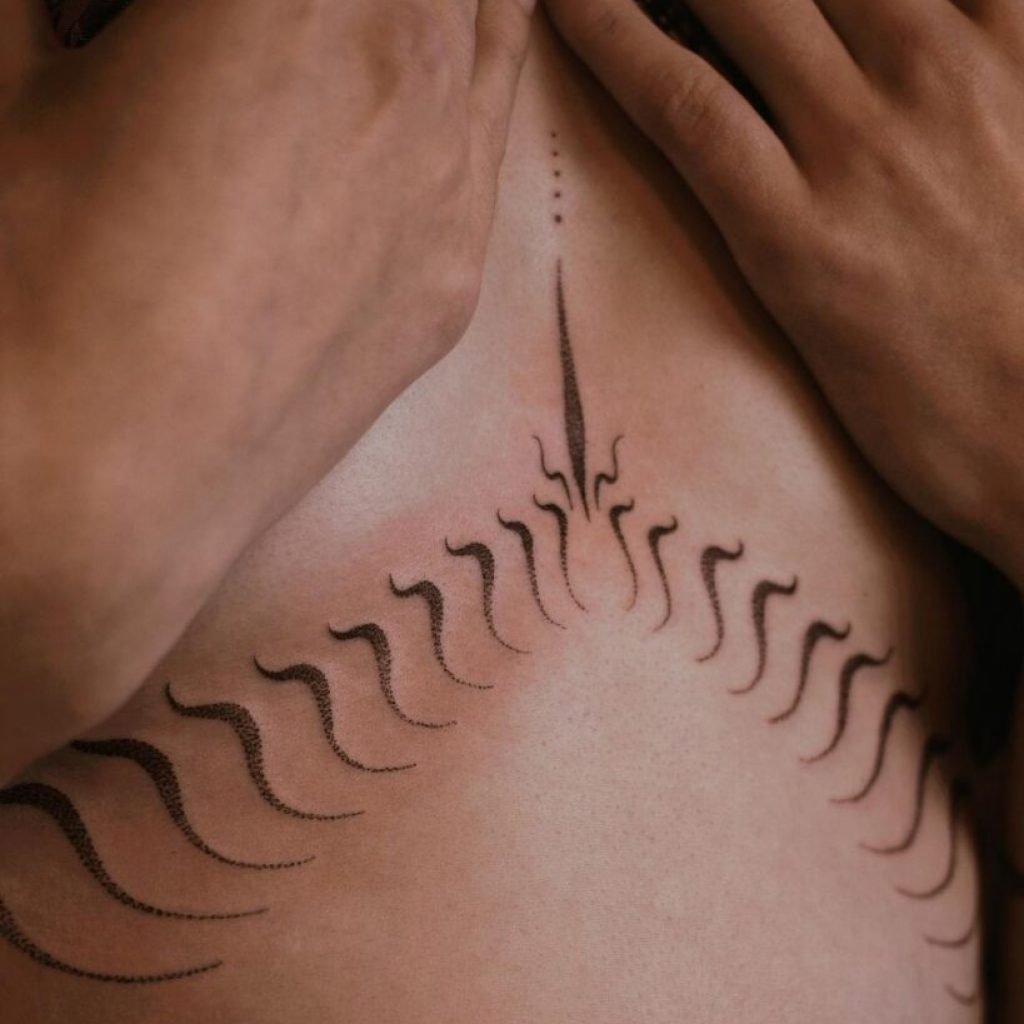 Ein abstraktes Tattoo auf der mittleren Brust