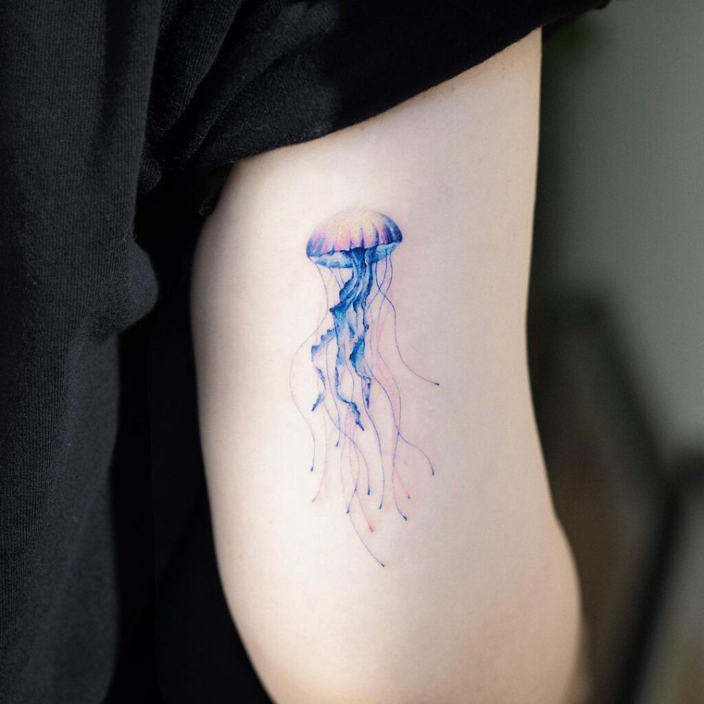 Ein blaues Quallen-Tattoo
