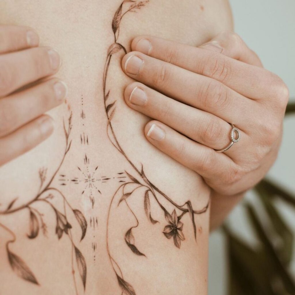 Ein botanisches Mittelbrust-Tattoo