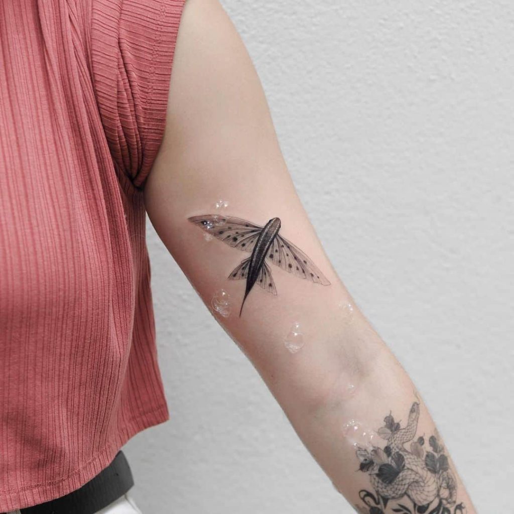 Ein fliegendes Fisch-Tattoo
