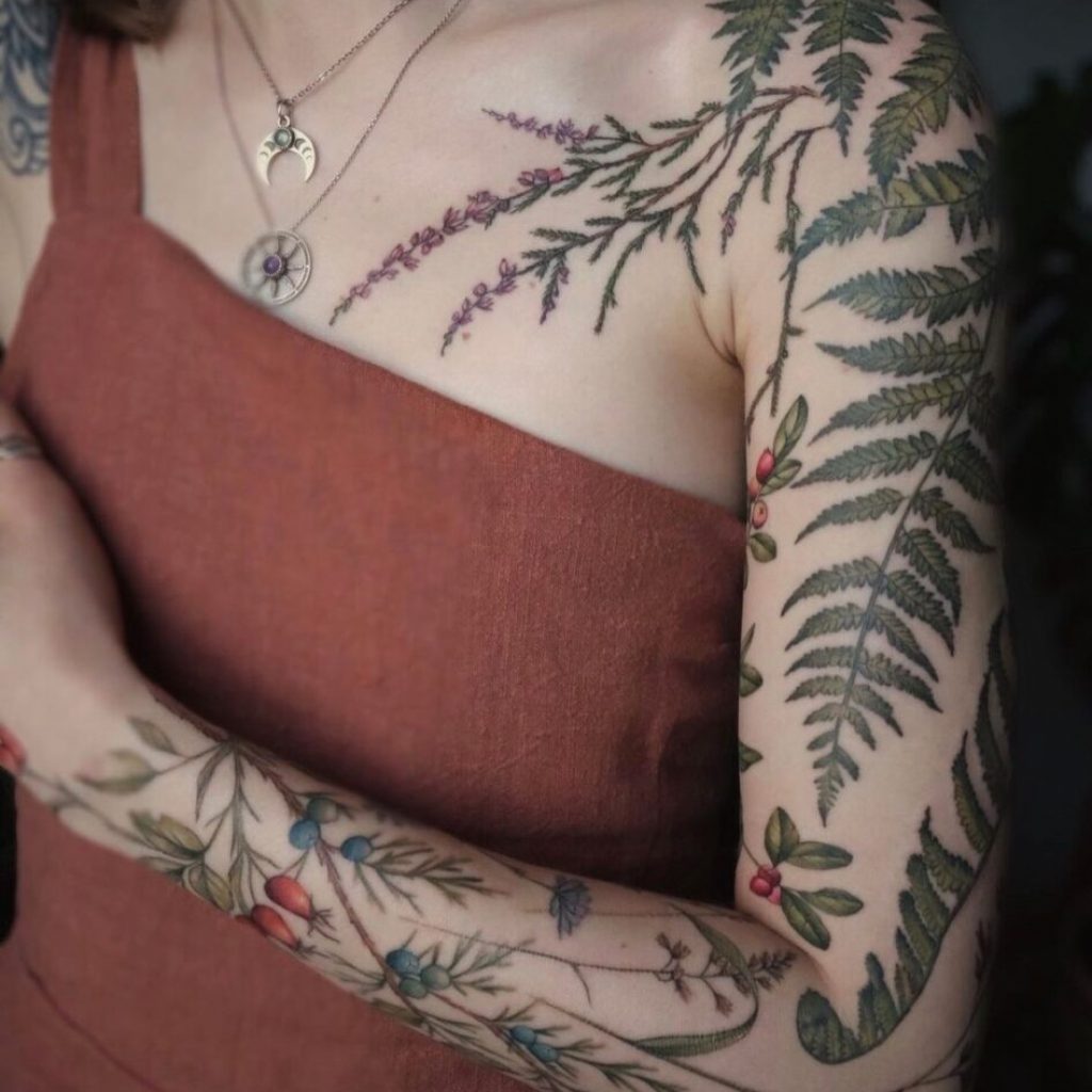 Ein ganzärmeliges Farn-Tattoo