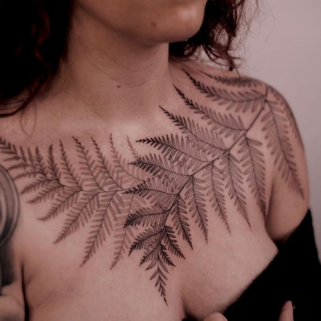 Ein großes und fettes Farn-Tattoo auf der Brust
