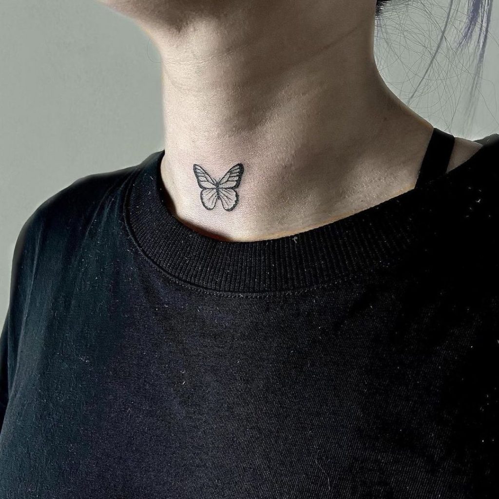 Ein kleines Schmetterlings-Tattoo
