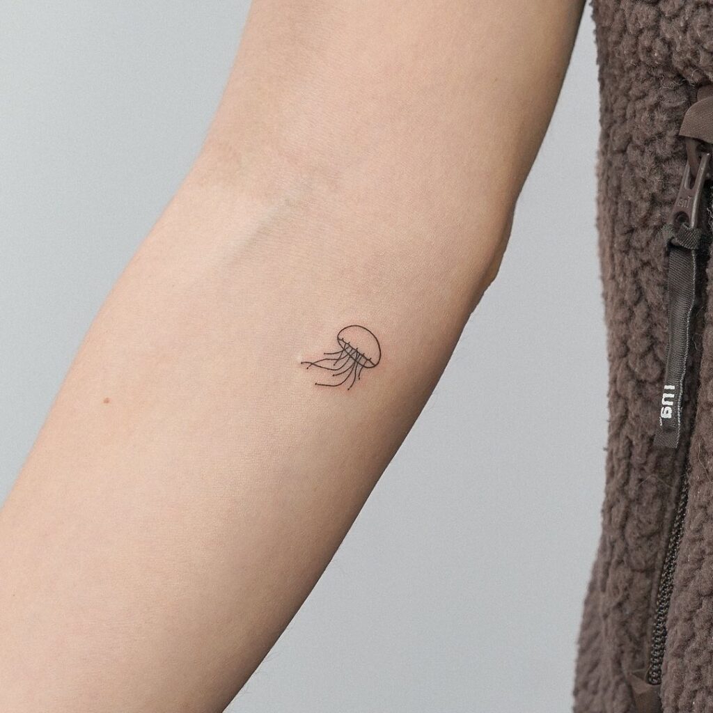 Ein kleines und einfaches Quallen-Tattoo