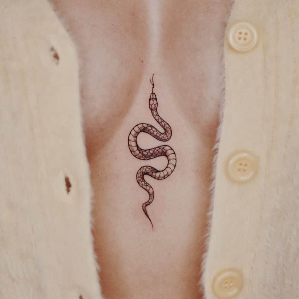 Ein minimalistisches Schlangen-Sternum-Tattoo