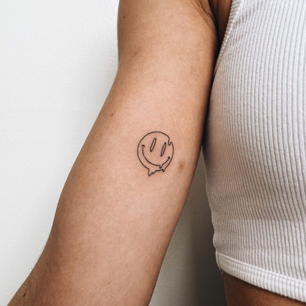 Ein schmelzendes Smiley-Tattoo