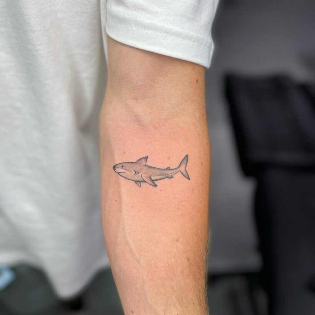 Ein schwarz-graues Hai-Tattoo