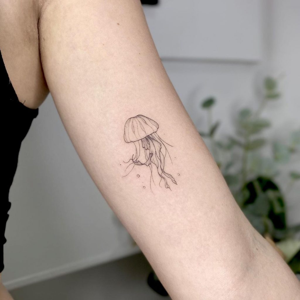 Ein winziges Quallen-Tattoo