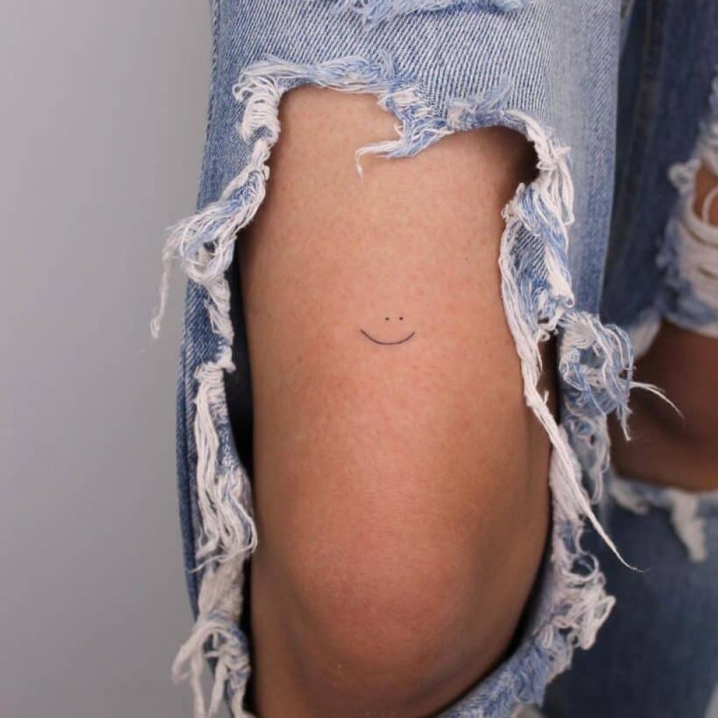 Ein zierliches Smiley-Tattoo