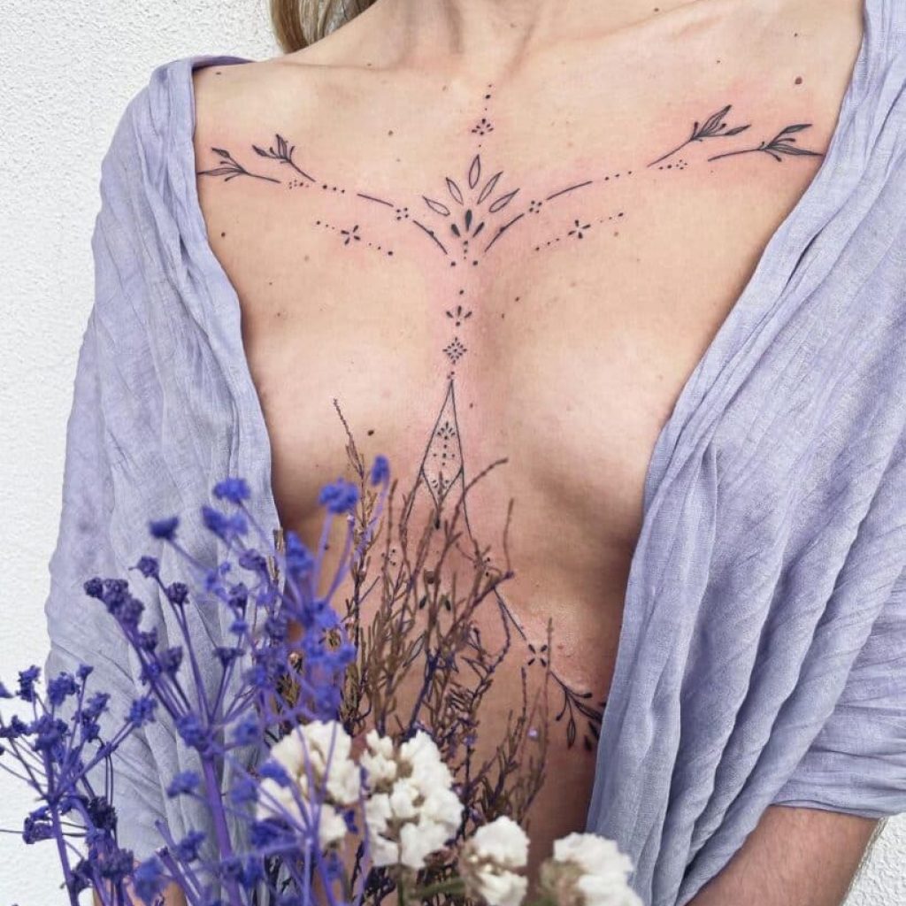 Eine Aussage ornamentalen Brustbein Tattoo