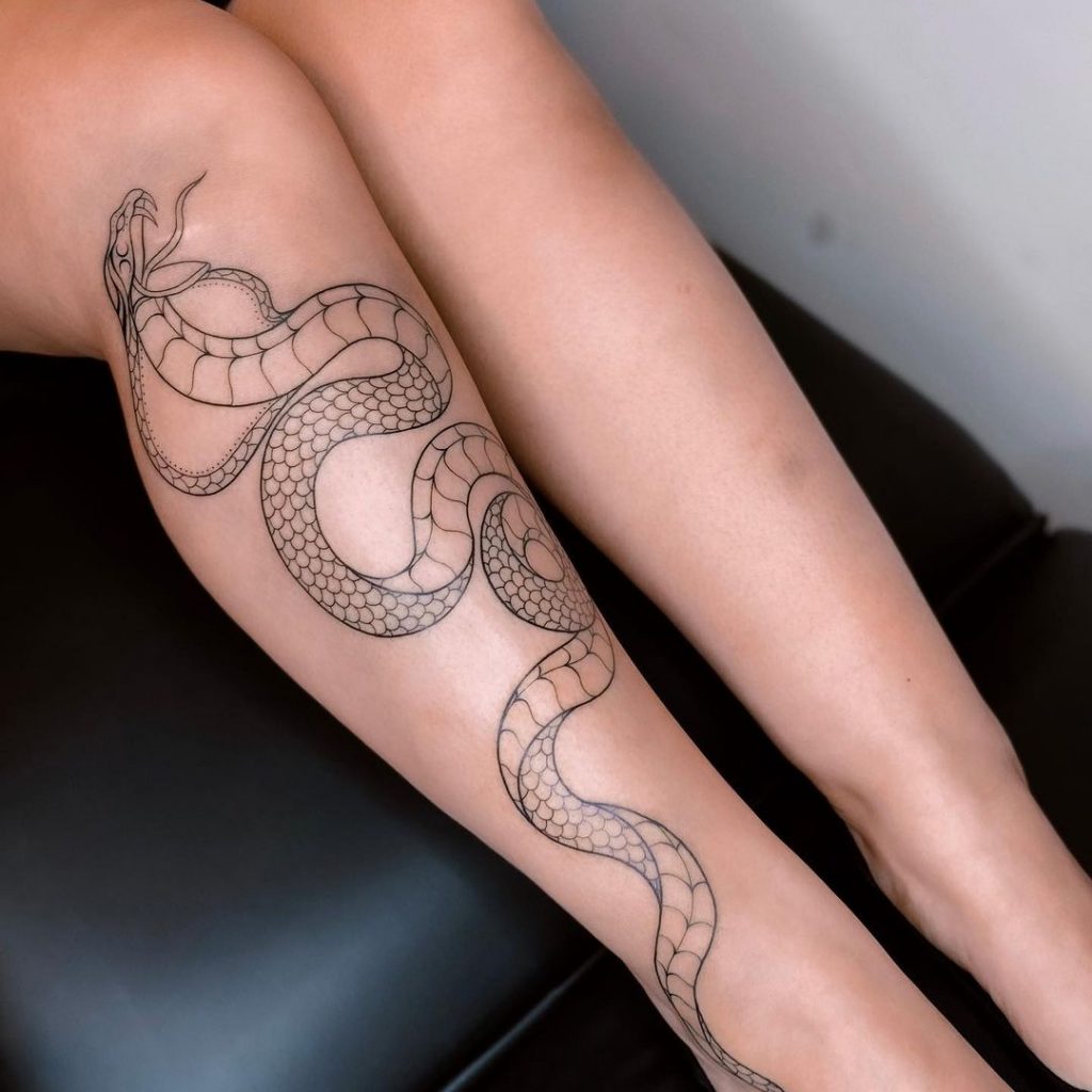 Eine Kobra-Tätowierung auf dem Bein