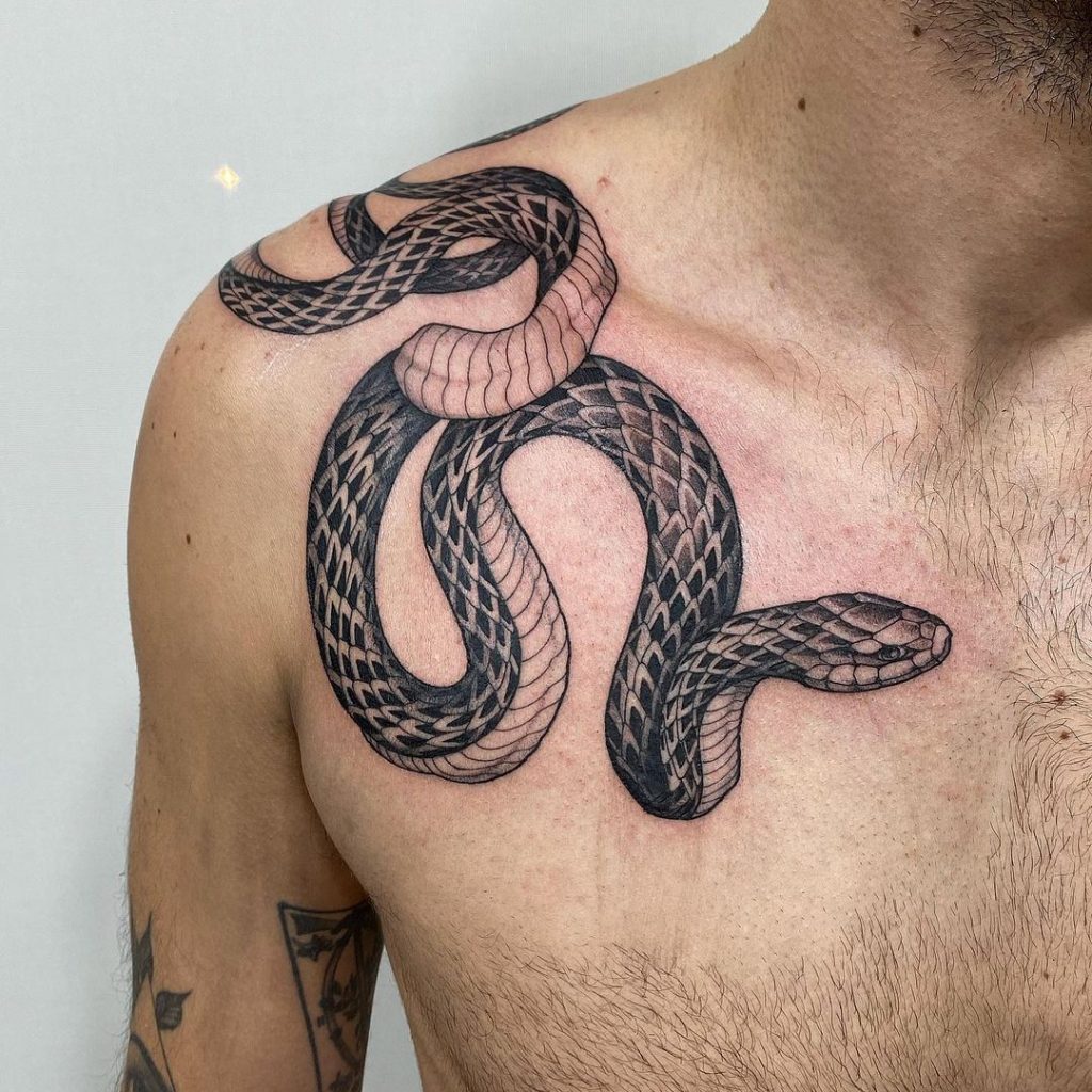 Eine Kobra-Tätowierung auf der Schulter
