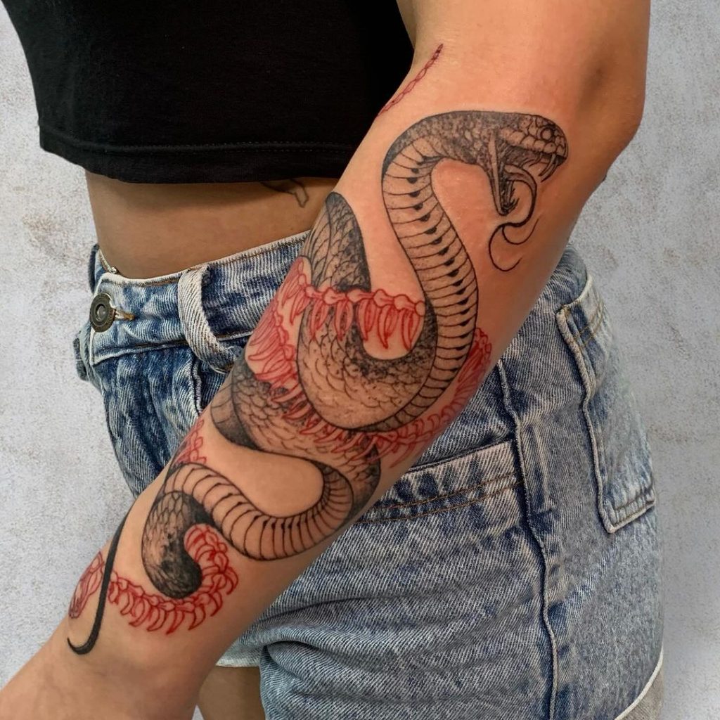 Eine Kobra-Tätowierung mit schwarzer und roter Tinte