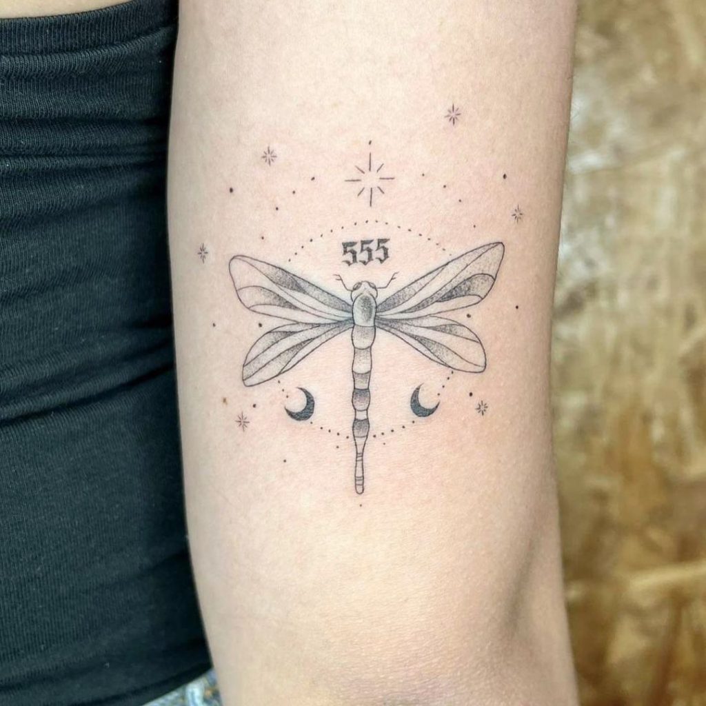 Eine Libelle als Tattoo