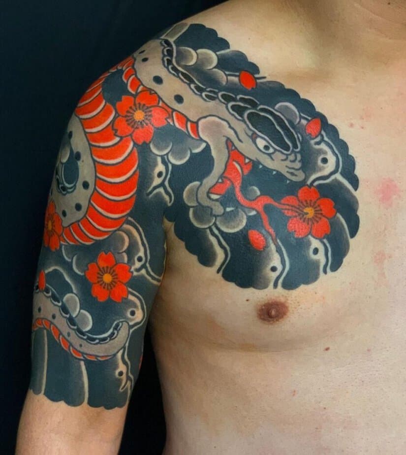 Schlangen- und Blumen-Tattoo im japanischen Stil
