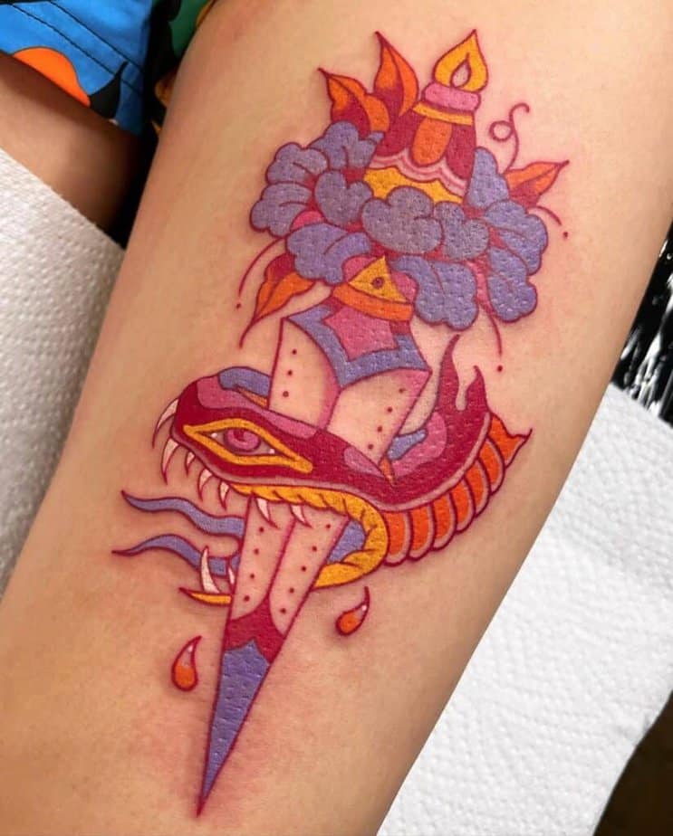 Bezaubernde Schlange und Blumen Tattoo