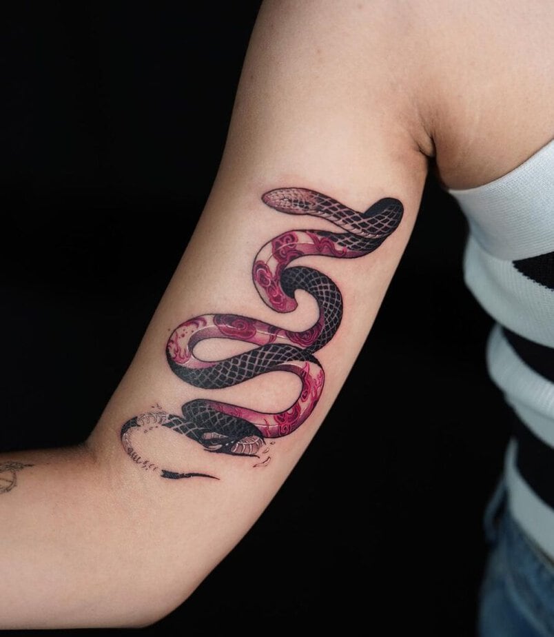 Bezaubernde Schlange und Blumen Tattoo