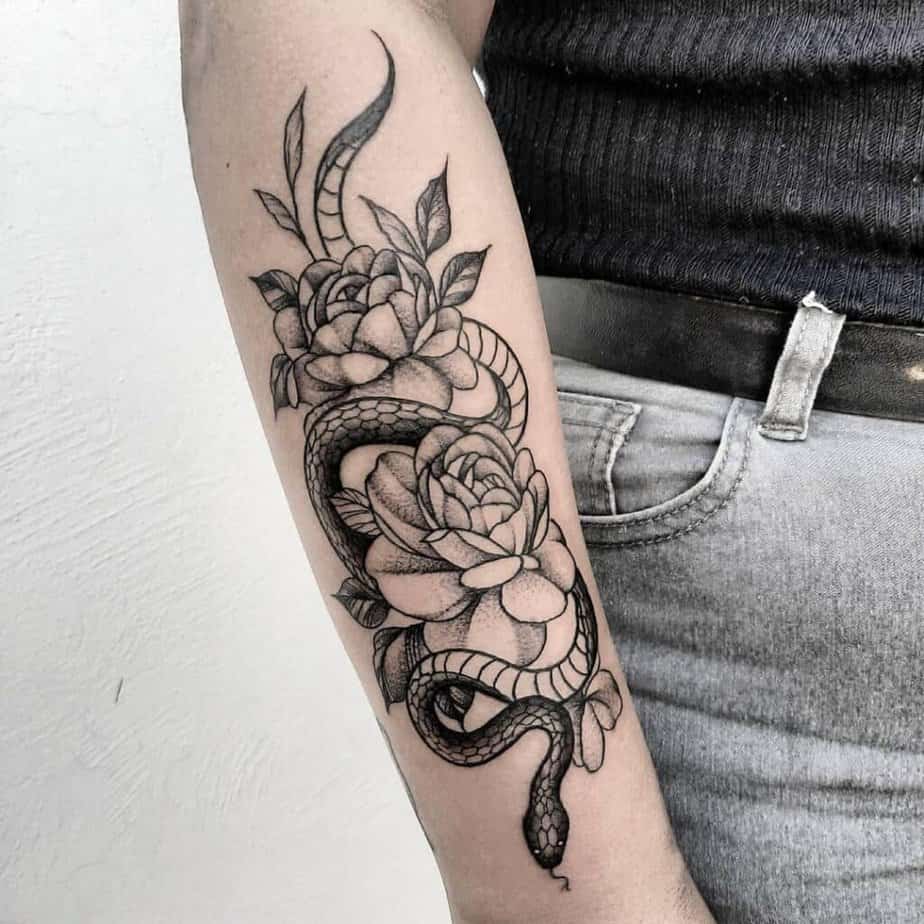 Schlange mit Rosen Tattoo